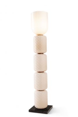 Ficupala Stehleuchte von Cassina: Moderne Designlampe mit Textur und Marmorfuß für Wohnzimmer.